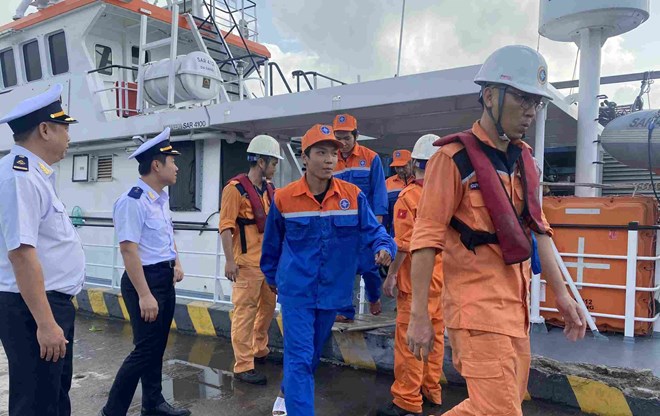 Đón các thuyền viên tàu cá QNg.90251-TS lên bờ. Ảnh: Trung tâm Phối hợp tìm kiếm, cứu nạn hàng hải Việt Nam cung cấp