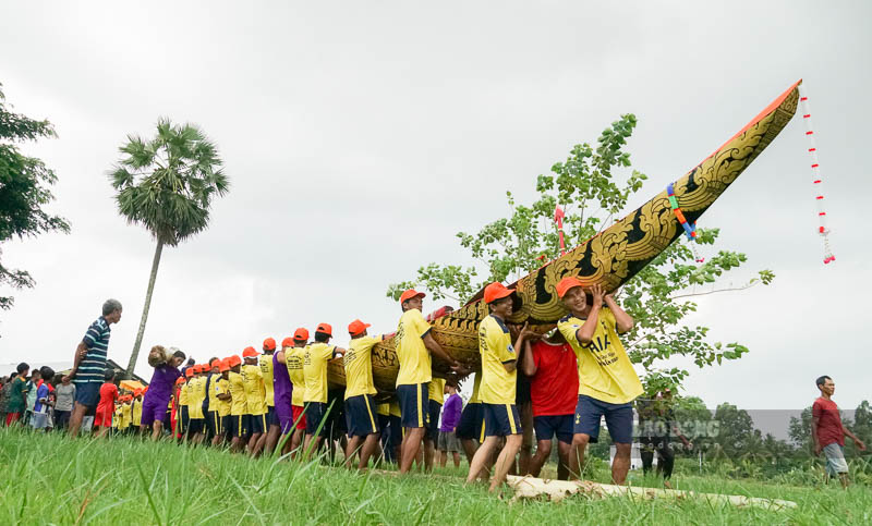 Hầu hết hiện nay việc mang ghe hạ thủy đều dùng sức người là chính. Sau các nghi thức cúng bái, các vận động viên, thanh niên, trang trái phum sóc cùng nhau vác ghe đi bộ đến sông để hạ thủy.