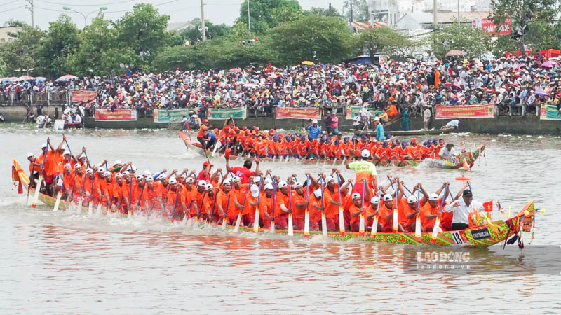 Đua ghe Ngo là phần hấp dẫn nhất trong Lễ hội Ook Om Bok-hằng năm của đồng bào Khmer. Đây được coi là hoạt động rước đặc trưng của cư dân nông nghiệp lúa nước, thể hiện sự biết ơn đối với thần nước đã phù hợp cho người dân mùa màng bội thu.