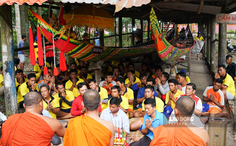 Trước khi đến với hội đua, các chùa có đội ghe tham gia đều tổ chức một nghi thức mang đậm nét văn hóa độc đáo. Đó là nghi thức hạ thủy ghe ngo.