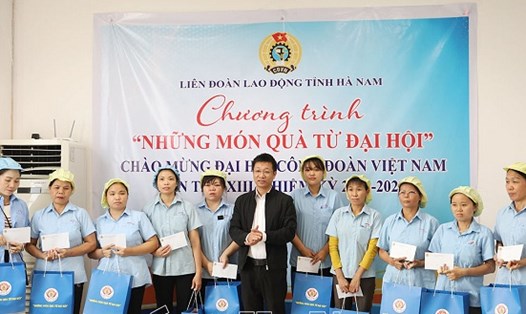"Những món quà từ Đại hội" đến với công nhân Công ty TNHH JY Hà Nam. Ảnh: LĐLĐ Hà Nan