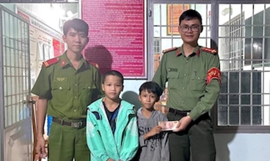 Hai em học sinh tìm đến Công an huyện Krông Pa để trả lại ví tiền cho người đánh rơi. Ảnh: Công an Krông Pa