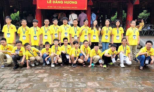 Đội tuyển IMSO 2023 của đoàn Việt Nam đi dâng hương trước khi thi tại Văn Miếu Quốc Tử Giám. Ảnh: Nhà trường cung cấp.