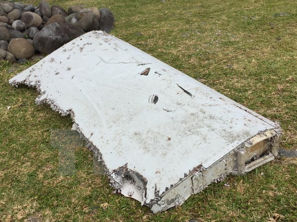 Mảnh vỡ được cho là của MH370 được tìm thấy trên đảo Reunion ngày 29.7.2015. Ảnh: Xinhua