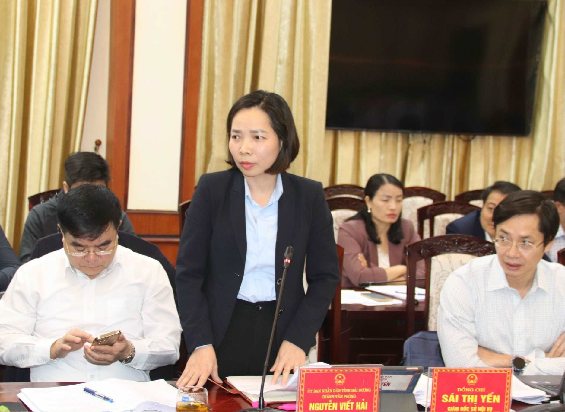 Bà Sái Thị Yến - Giám đốc Sở Nội vụ phát biểu tại phiên họp. Ảnh: Cổng TTĐT Hải Dương