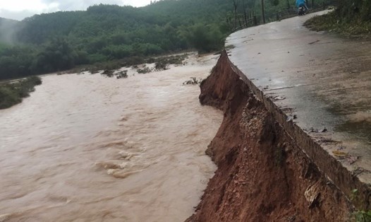 Nguy cơ sạt lở đất, phá hại hạ tầng giao thông đang thường trực tại các huyện miền núi ở khu vực miền Trung. Ảnh: Viên Nguyễn