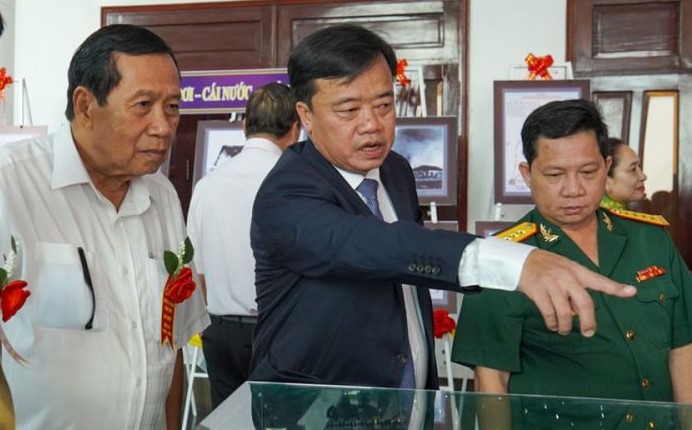 Chủ tịch UBND tỉnh Cà Mau Huỳnh Quốc Việt cùng các đại biểu xem triển lãm hiện vật của chiến thắng Đầm Dơi - Cái Nước - Chà Là. Ảnh: Nhật Hồ
