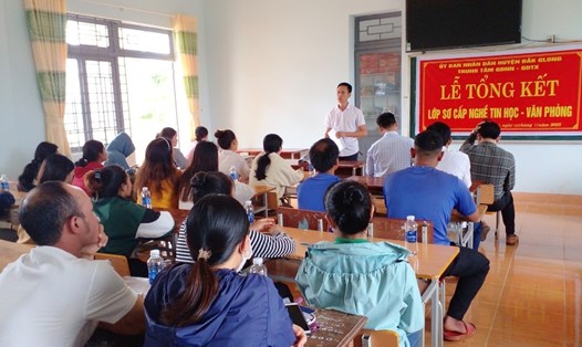 Trung tâm Giáo dục thường xuyên và Giáo dục nghề nghiệp tổ chức lớp đào tạo nghề Tin học - Văn phòng cho người dân ở trên địa bàn huyện Đắk Glong. Ảnh: Bảo Lâm