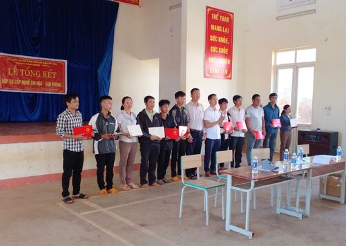 Trung tâm Giáo dục thường xuyên và Giáo dục nghề nghiệp huyện Đắk Glong trao tín chỉ dạy nghề cho học viên. Ảnh: Bảo Lâm