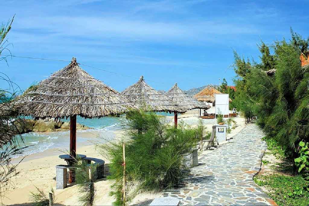 Ninh Thuận giàu tiền năng du lịch với những bãi biển hoang sơ, nhưng chưa thu hút được du khách vì dịch vụ còn thiếu và yếu. Ảnh DLNT