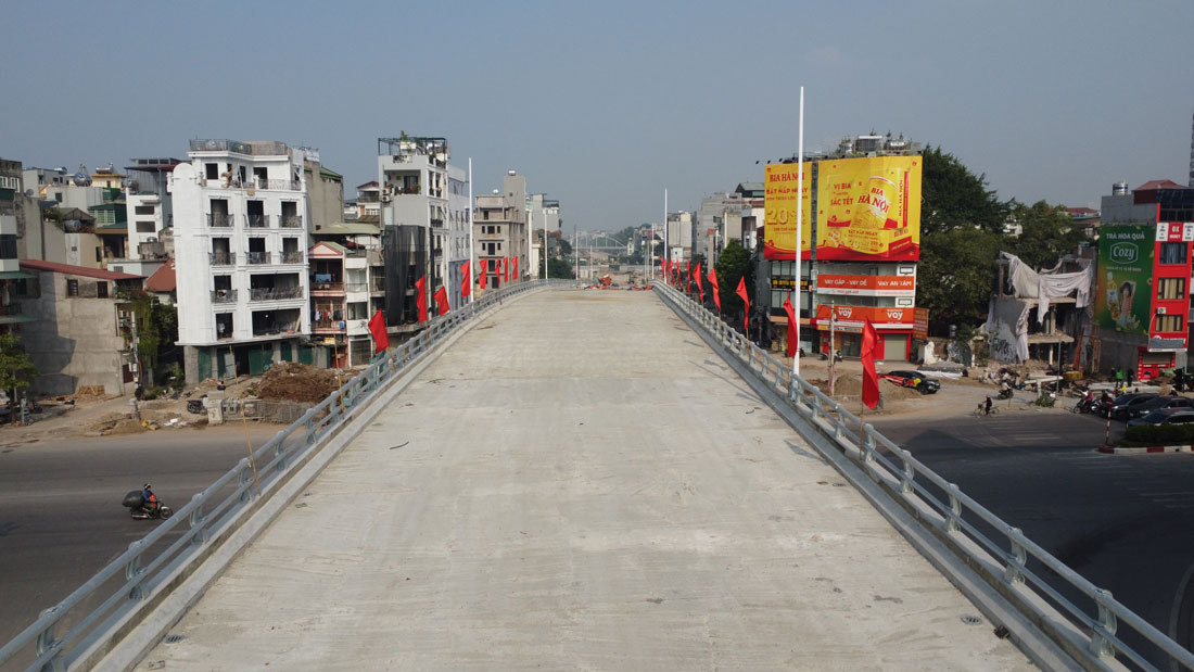 Đến hiện tại, công trình cầu vượt Nguyễn Văn Cừ - Hồng Tiến đã cơ bản hoàn thành. Ảnh: Vĩnh Hoàng
