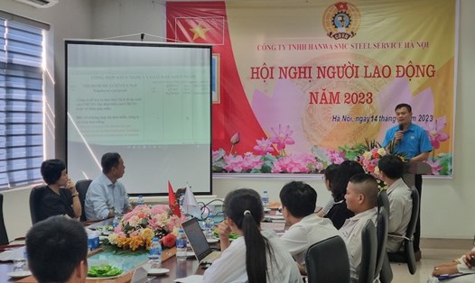 Thực hiện Quy chế dân chủ cơ sở tại doanh nghiệp thuộc Các khu công nghiệp và chế xuất Hà Nội. Ảnh: CĐCS