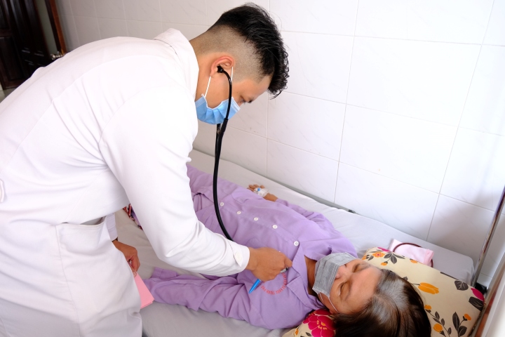 Bác sĩ thăm khám cho bệnh nhân mắc sốt xuất huyết tại Bệnh viện Đa khoa TP Cần Thơ. Ảnh: Phong Linh.