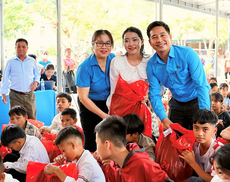 Đồng chí Đặng Văn Hải (phải ảnh)- Chủ tịch Công đoàn Giáo dục tỉnh Nghệ An. Ảnh VN