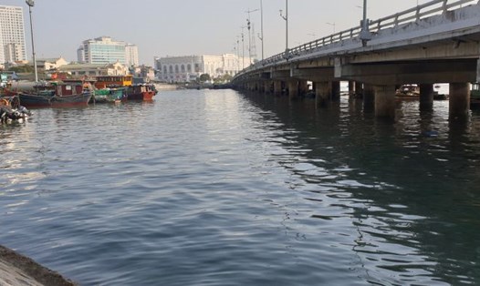 Nước tại khu vực chợ Hạ Long 1, phường Bạch Đằng, TP Hạ Long luôn trong tình trạng ô nhiễm, hôi thối. Ảnh: Nguyễn Hùng