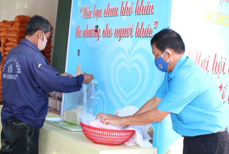 Công đoàn tỉnh Cà Mua hỗ trợ gạo thông qua cây ATM gạo cho trên 2.500 công nhân. Ảnh: Thiện Vũ