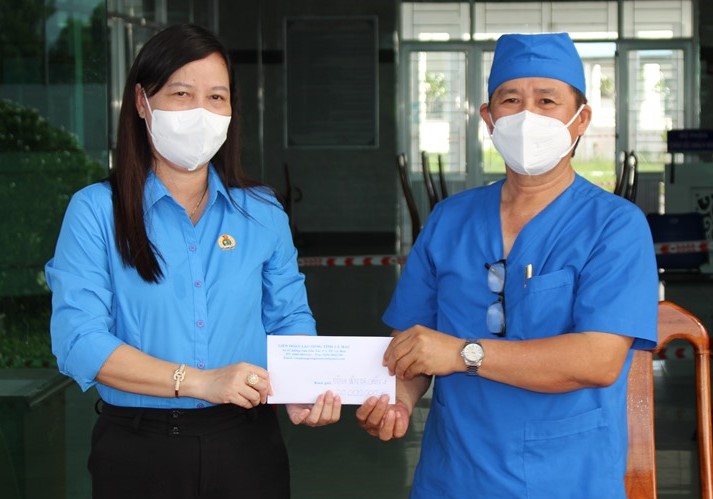 Chủ tịch LĐLĐ Cà Mau Huỳnh Út Mười hỗ trợ cho bác sĩ tại Bệnh viện dã chiến. Ảnh: Thiện Vũ