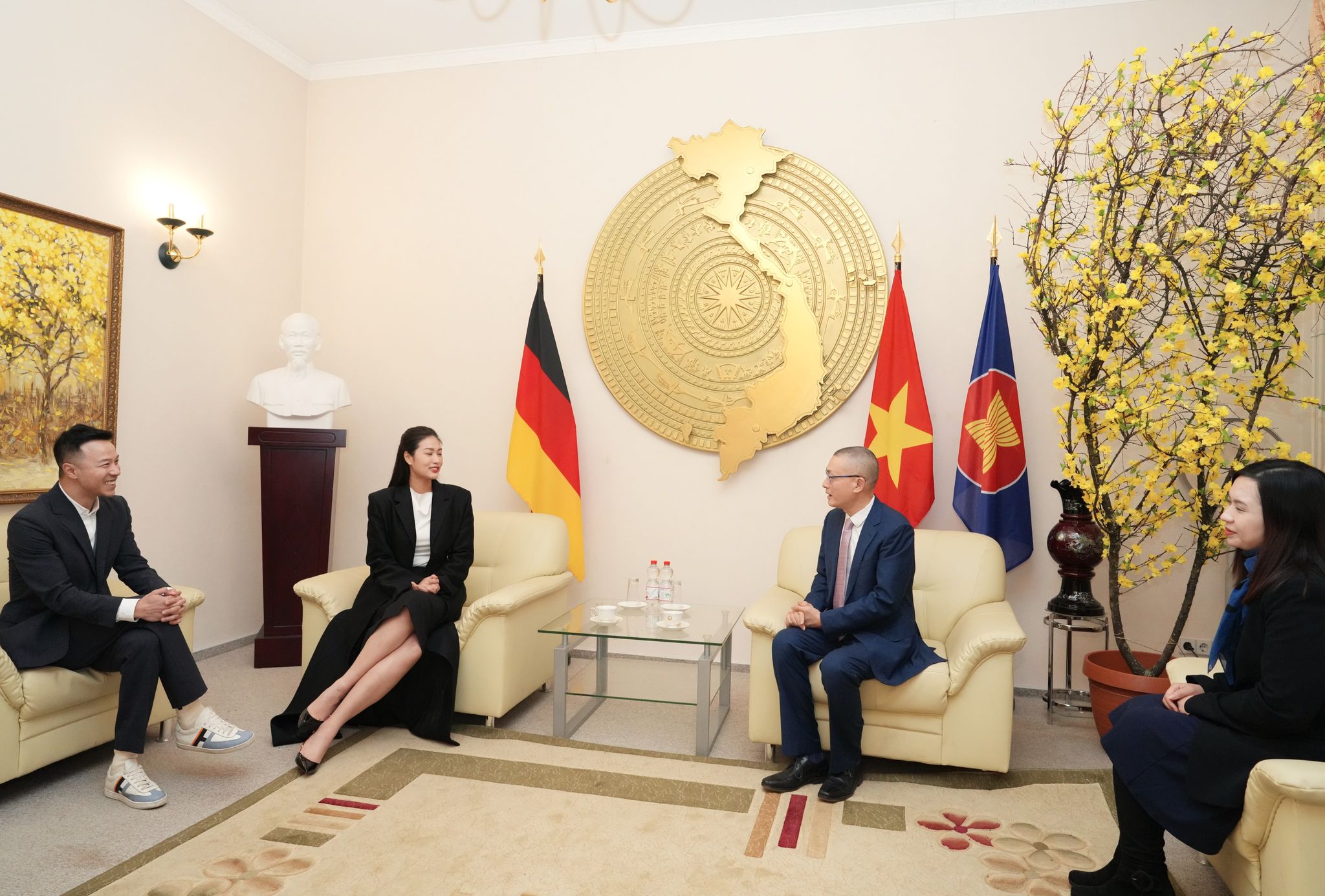 Cô cũng có dịp thăm Đại sứ quán Việt Nam tại Đức. Ảnh: Nhân vật cung cấp. 