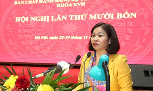 Phó Bí thư Thường trực Thành ủy Nguyễn Thị Tuyến báo cáo chương trình công tác năm 2024 của Thành ủy tại hội nghị. Ảnh: Thanh Hải