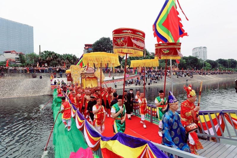 Tại Lễ hội Chùa Láng năm 2023, đoàn rước kiệu Thánh bắt đầu khởi hành từ chùa Láng đến chùa Hoa Lăng. Ảnh: Tùng Đỗ