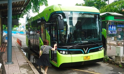 Hành khách đón xe buýt điện trên đường Hàm Nghi (Quận 1). Ảnh: MINH QUÂN