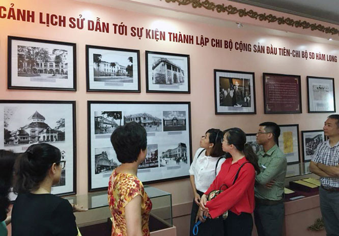 Du khách tham quan Di tích nhà số 5D Hàm Long - nơi thành lập Chi bộ Cộng sản đầu tiên ở Việt Nam. Ảnh: Phạm Đông