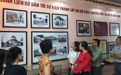 Du khách tham quan Di tích nhà số 5D Hàm Long - nơi thành lập Chi bộ Cộng sản đầu tiên ở Việt Nam. Ảnh: Phạm Đông