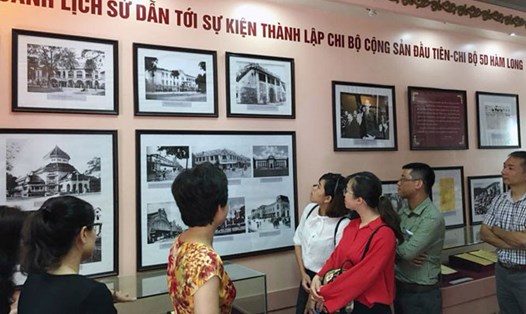 Du khách tham quan Di tích nhà số 5D Hàm Long - nơi thành lập Chi bộ Cộng sản đầu tiên ở Việt Nam. Ảnh: Phạm Đông