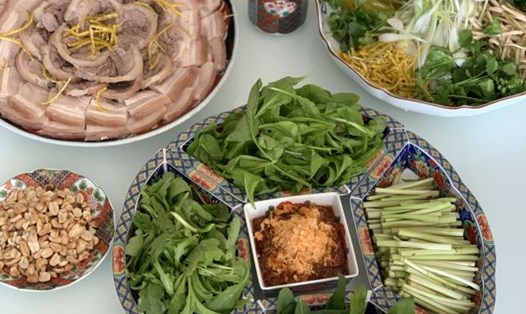 Thịt luộc cùng với các loại rau chấm với mắm rươi. Ảnh: Hải An