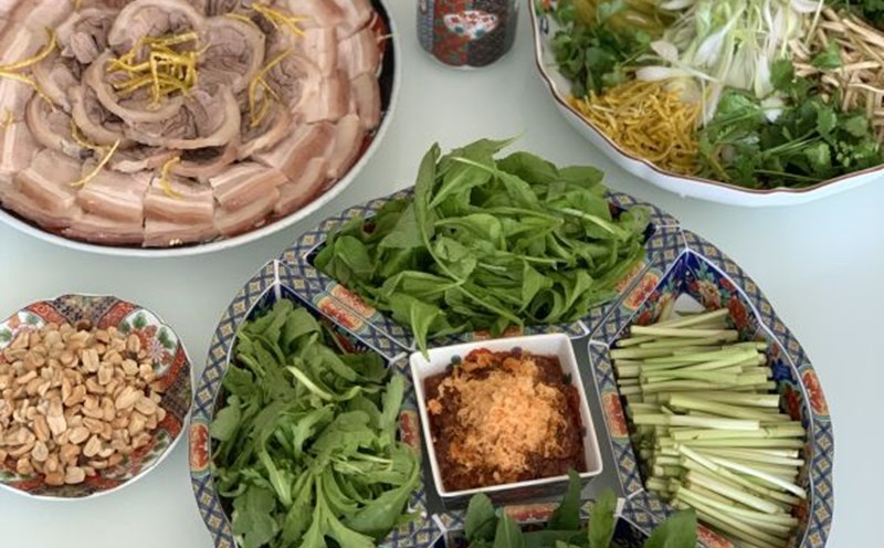 Thịt luộc cùng với các loại rau chấm với mắm rươi. Ảnh: Hải An