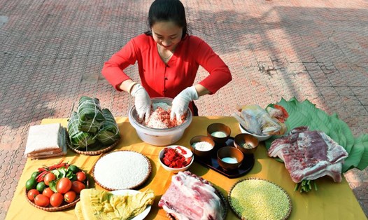 Huyền không chỉ nấu ăn ngon mà cũng rất thích bày biện vì thích màu sắc, nhất là màu đỏ như áo chị hay mặc.