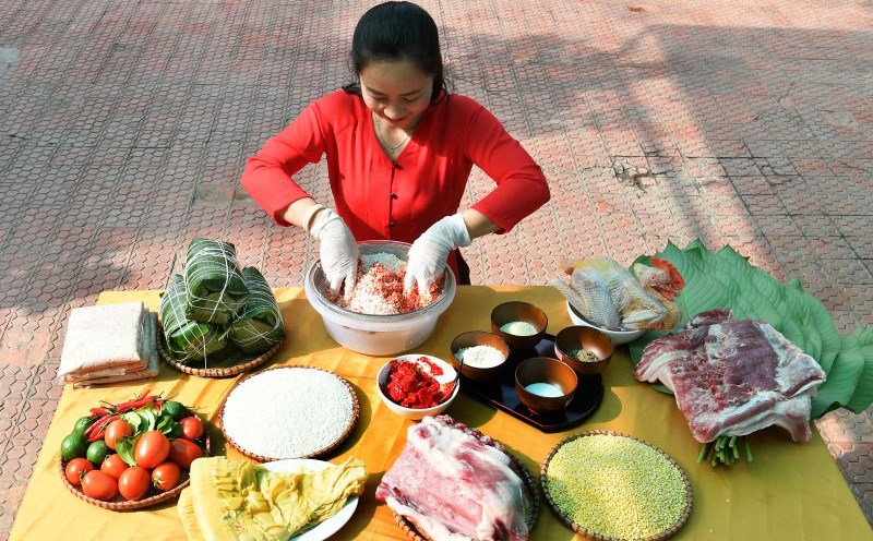 Huyền không chỉ nấu ăn ngon mà cũng rất thích bày biện vì thích màu sắc, nhất là màu đỏ như áo chị hay mặc.