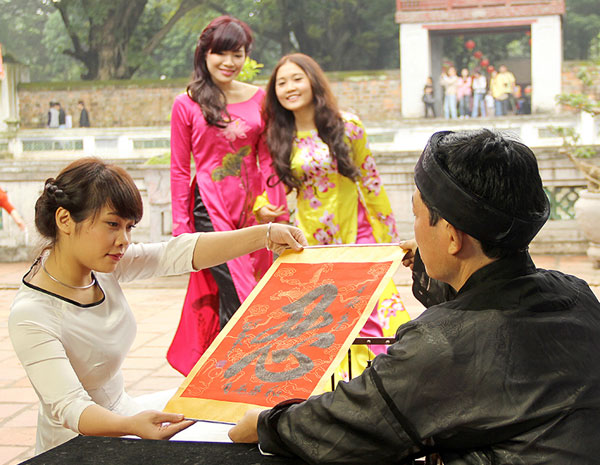 Nhiều chuyển biến trong xây dựng người Hà Nội thanh lịch, văn minh. Ảnh: Phạm Đông