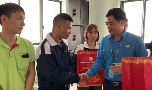 Trao quà cho đoàn viên, công nhân tại buổi lễ gắn biển công trình chào mừng Đại hội Công đoàn Việt Nam. Ảnh: Lương Hà