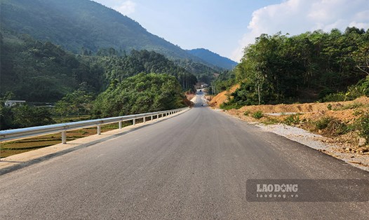 Vướng mắc trong GPMB tuyến đường thành phố Bắc Kạn - hồ Ba Bể - Na Hang (Tuyên Quang) được coi là nguyên nhân lớn khiến tiến độ giải ngân chậm trễ. Ảnh: Tân Văn.
