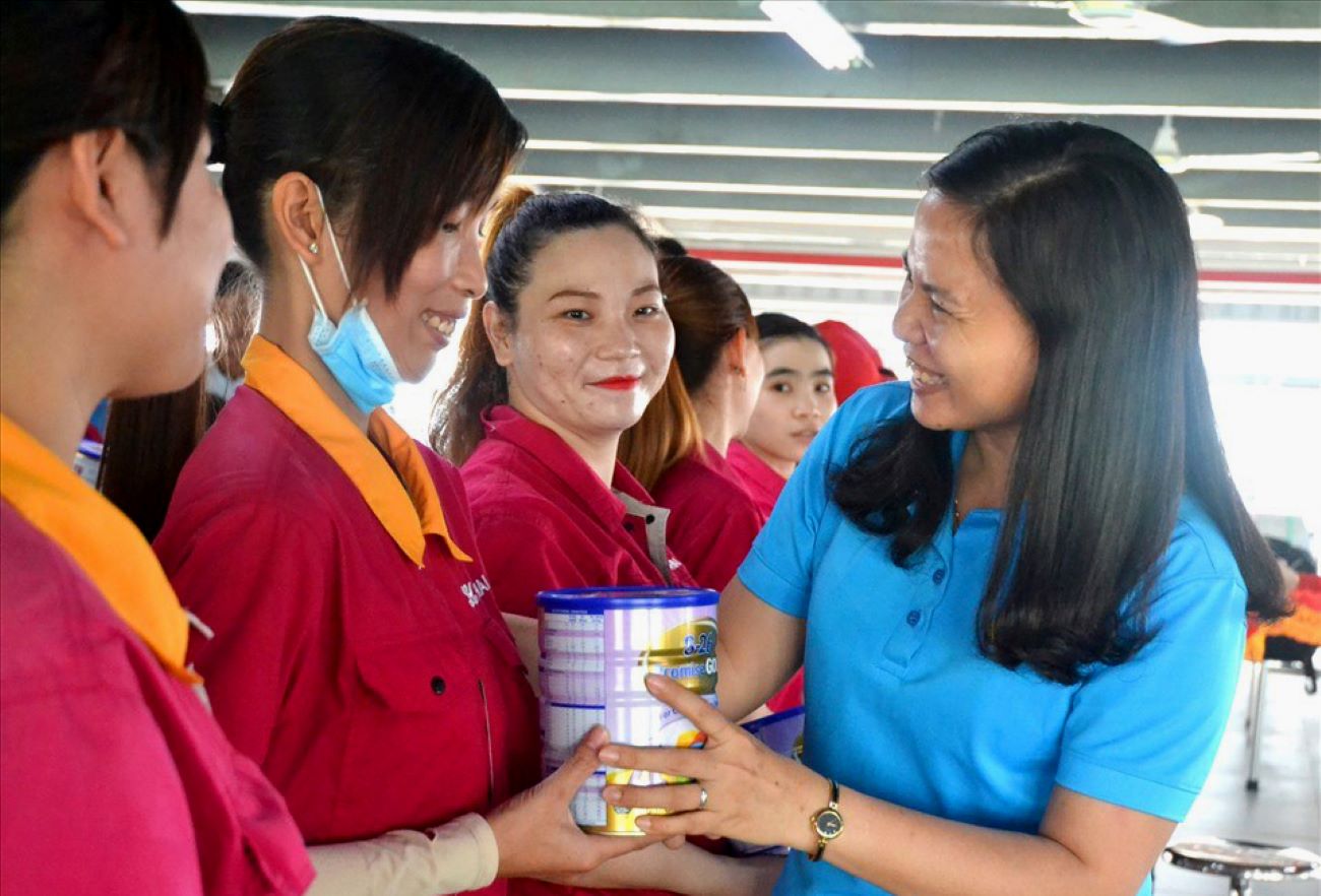 Bà Phan Thị Diễm tặng sữa bột từ nguồn Quỹ Xã hội từ thiện Tấm Lòng vàng cho nữ lao động đang làm việc tại Khu công nghiệp Bình Hòa có con nhỏ. Ảnh: Lục Tùng