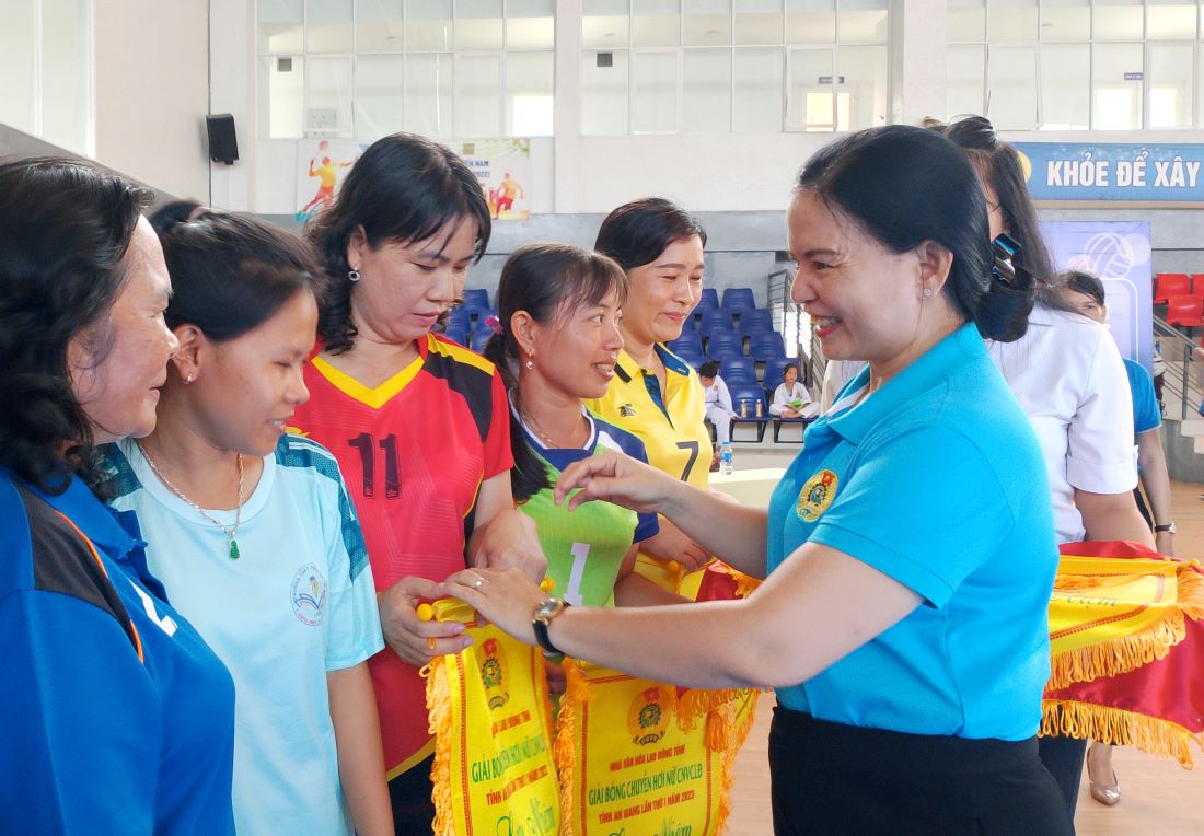 Bà Phan Thị Diễm trao cờ lưu niệm cho các đội tham gia Giải bóng chuyền hơi nữ tỉnh An Giang năm 2023. Ảnh: Lục Tùng