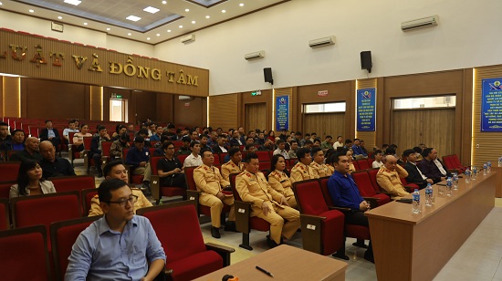 Tuyên truyền Luật Giao thông đường bộ đến công nhân mỏ. Ảnh: Truyền thông TKV