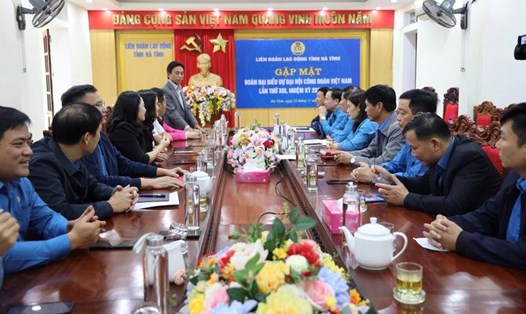 Buổi gặp mặt đoàn đại biểu Công đoàn Hà Tĩnh đi dự Đại hội XIII Công đoàn Việt Nam. Ảnh: Mai Anh