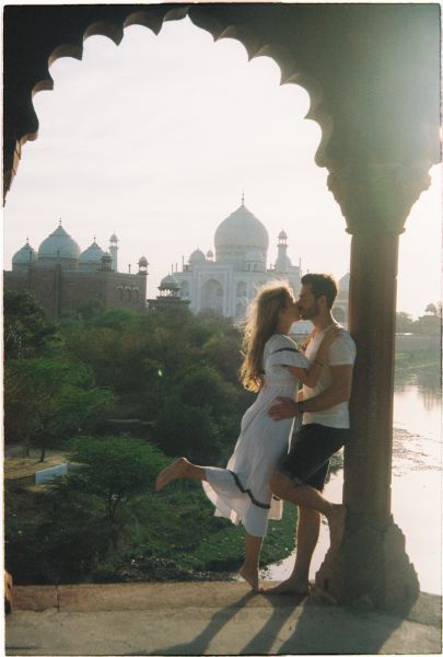 Taj Mahal trong ánh chiều hoàng hôn nhìn từ xa. 