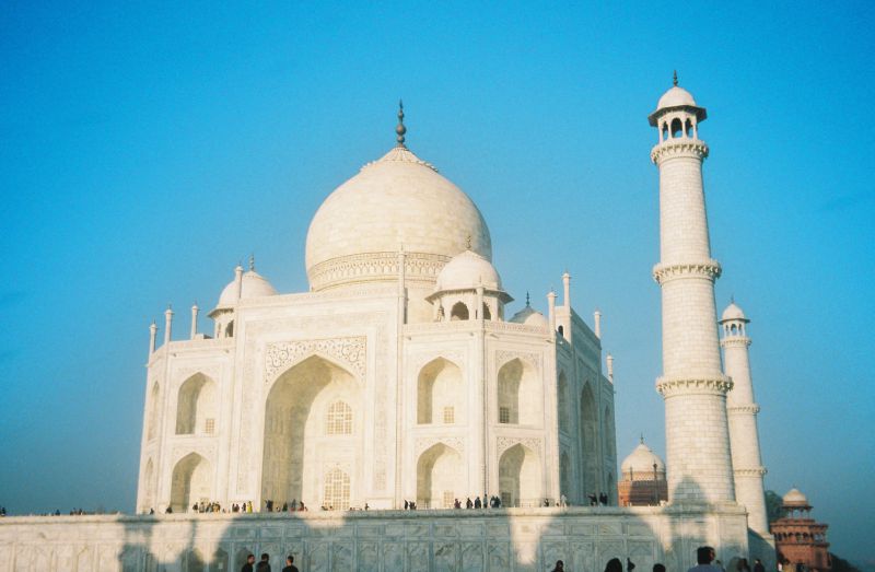 Sự nguy nga tráng lệ của khối cẩm thạch trắng Taj Mahal khiến du khách phải sững sờ. 