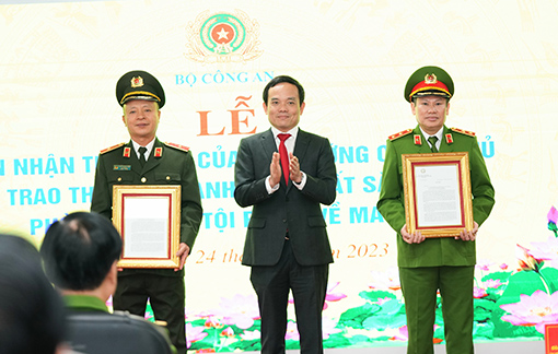Phó Thủ tướng Chính phủ Trần Lưu Quang trao Thư khen của Thủ tướng Chính phủ tới các đơn vị phá án. Ảnh: Quang Việt