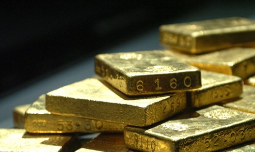 Giá vàng thế giới đang dao động ở mức gần 2.000 USD/ounce. Ảnh: Xinhua