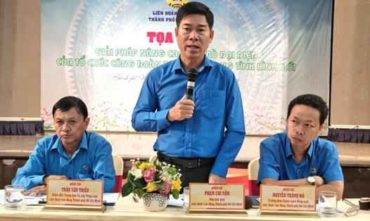 Ông Phạm Chí Tâm - Phó Chủ tịch LĐLĐ TPHCM (người đứng) - phát biểu tại tọa đàm. Ảnh: Nam Dương