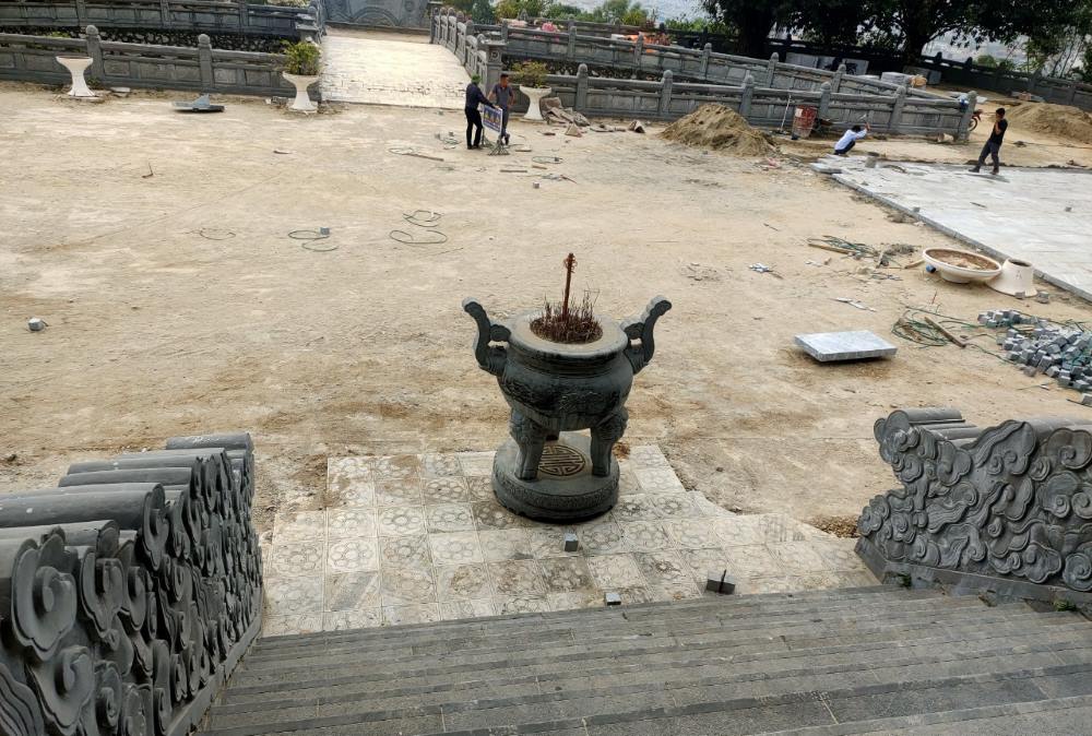 Hiện, đơn vị thi công đã bóc toàn bộ đá lát cũ và lát bằng đá lát mới tại sân của khu đền thờ. Ảnh: Q.D