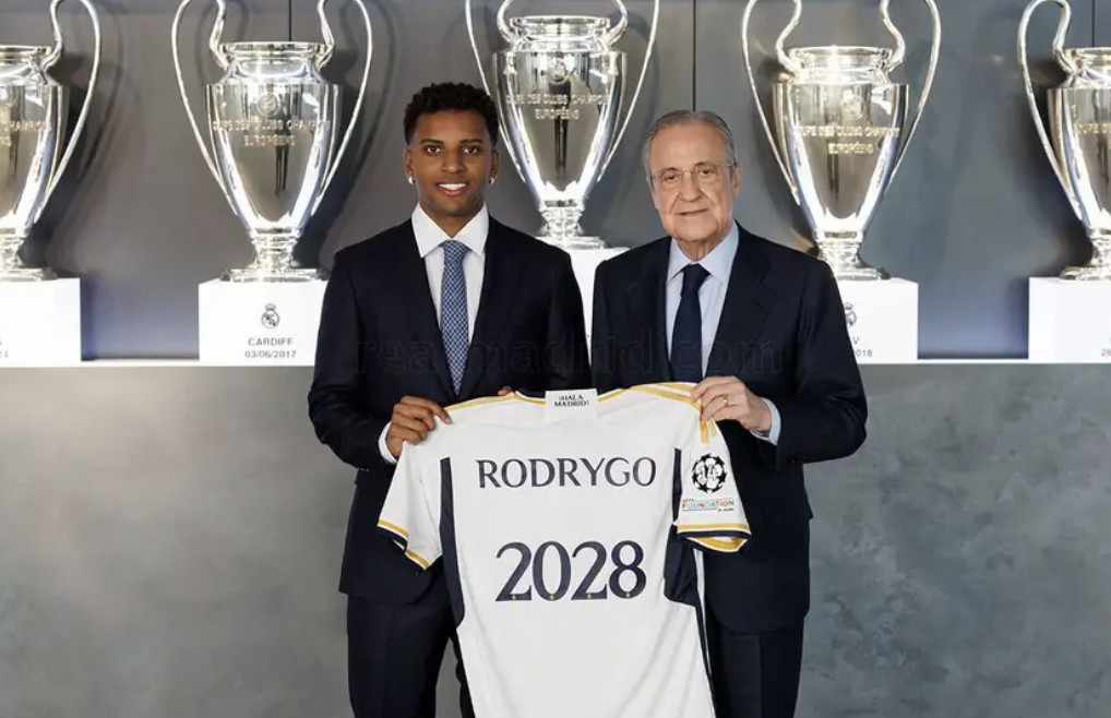 Rodrygo cam kết tương lai dâu dài với Real Madrid cùng bản hợp đồng mới.   Ảnh: RMC 