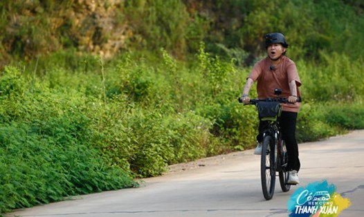Nghệ sĩ Kim Tử Long hào hứng với thử thách đạp xe trong chương trình "Có hẹn cùng thanh xuân". Ảnh: VTV