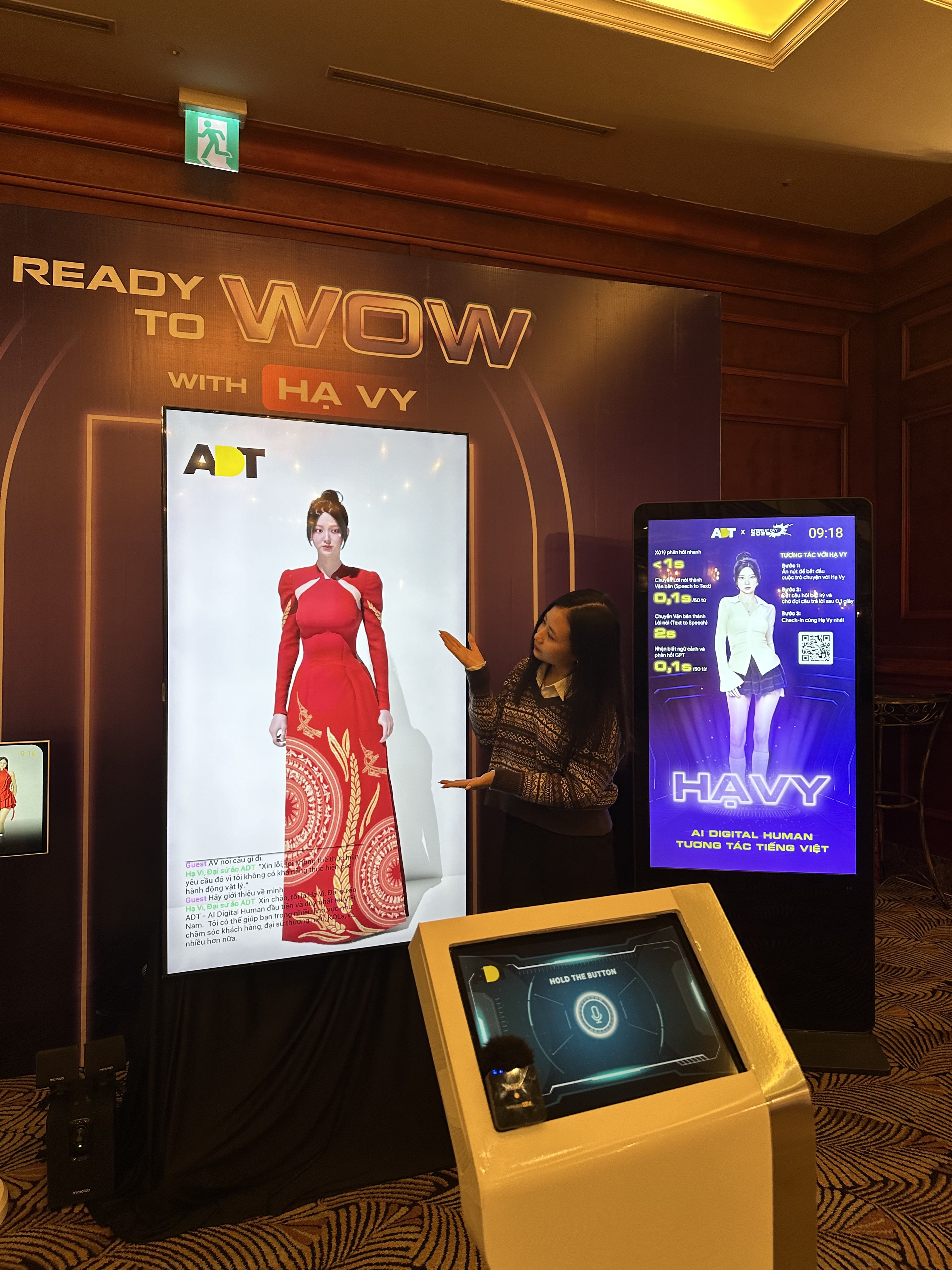 AI Digital Human đầu tiên của Việt Nam nhận được sự quan tâm của khách mời. Ảnh: BTC