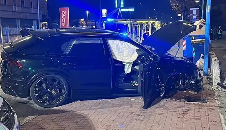 Chiếc xe của Balotelli bị hư hỏng nặng ở phần đầu xe. Ảnh: Daily Mail