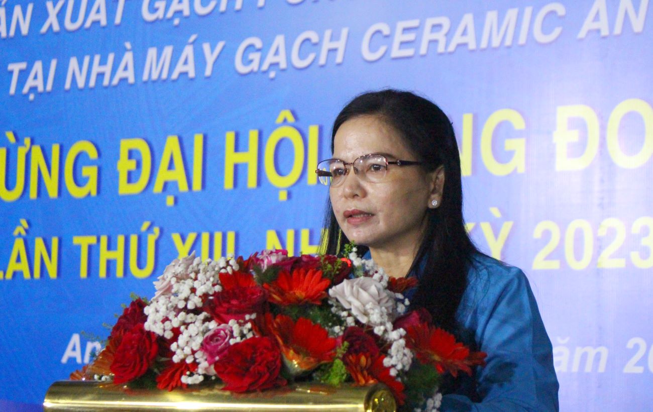 Bà Phan Thị Diễm- Phó Chủ tịch LĐLĐ tỉnh An Giang phát biểu tại buổi lễ. Ảnh: Lục Tùng